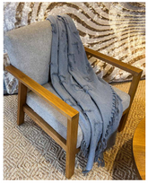 Frazada Kenza gris 1.25×150 cm con flecos decorativos